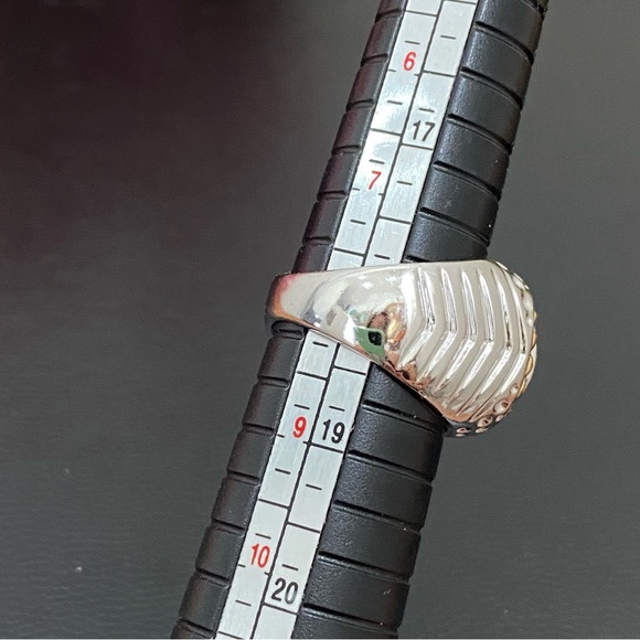 Vintage Unsigned Two-tone Blue Sapphire Rhinestone Rhodium Plated Ring Size 8 - Picture 11 of 13